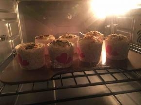 将烤盘放入预热好的烤箱，150度烘烤30分钟左右即可；