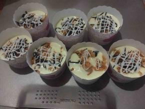 再次挤入面糊，放入海苔碎、肉松，挤上沙拉酱，轻震纸杯后将放入烤盘；