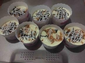 再次挤入面糊，放入海苔碎、肉松，挤上沙拉酱，轻震纸杯后将放入烤盘；