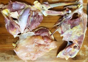 把鸡翅膀从关节位的地方，轻松的切一刀这样鸡翅膀也就轻松的切出来了，然后放在一边，鸡翅不管它，鸡翅可以用来煲汤。把鸡腿也给沿着靠骨头的关节位把鸡腿给切出来，然后把鸡腿肉，竖着切一刀，轻轻松松就把鸡腿肉给取下来了，鸡胸肉也一样的给取下来，取好的骨头不要丢掉，可以拿来煲汤