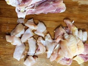 把取出来的鸡肉，切成薄片，鸡皮可以丢弃，不要
