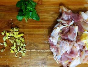 鸡肉切好放一边，老姜刷洗干净，不用去皮，拍碎剁成末，如果吃不习惯那就切成丝，方便吃的时候可以挑掉，香菜切碎备用