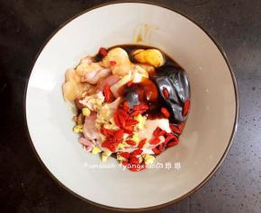 把枸杞子冲洗干净后也丢进碗中，然后用筷子搅拌均匀腌制一会