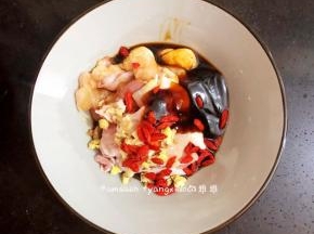 把枸杞子冲洗干净后也丢进碗中，然后用筷子搅拌均匀腌制一会