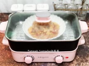 把腌制的鸡肉倒入盘中，送入锅中，蒸12分钟