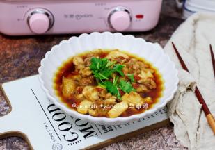 剩最后一分钟时把香菜末码在鸡肉上，盖上盖子焖大概30秒即可出锅