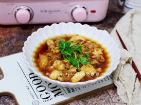 剩最后一分钟时把香菜末码在鸡肉上，盖上盖子焖大概30秒即可出锅