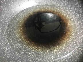 起锅倒入适量清水，开大火烧开；