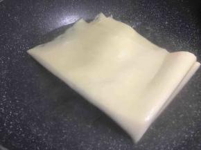 水开后放入锅中焯大约1分钟；