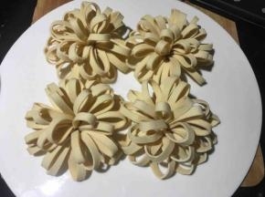 依次将卷好的千张立在碗中；
