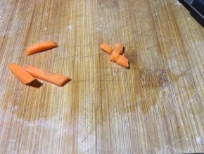 将小片胡萝卜切成小丁；