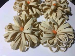 摆放在花儿的中心位置，形成花蕊；