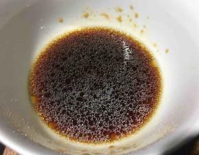 取一小碗，倒入生抽、盐、醋、糖和香油，搅拌均匀；