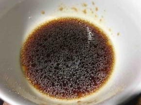取一小碗，倒入生抽、盐、醋、糖和香油，搅拌均匀；