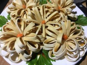 将调好的酱汁用勺子均匀的浇洒在盆中即可；