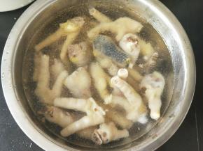 把鸡爪夹出来，迅速放入冰水里泡至凉透，这是鸡爪是否脆的关键哦。