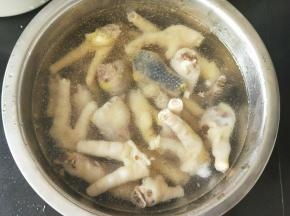 把鸡爪夹出来，迅速放入冰水里泡至凉透，这是鸡爪是否脆的关键哦。