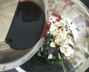 把辣椒、蒜头、紫苏、薄荷、鱼腥草等等放到一个盆里，然后倒入20克生抽，25克米醋。