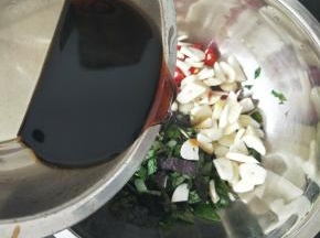 把辣椒、蒜头、紫苏、薄荷、鱼腥草等等放到一个盆里，然后倒入20克生抽，25克米醋。