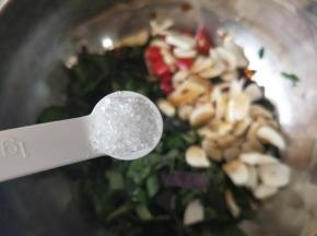 然后再倒入15克白糖。加入适量盐。