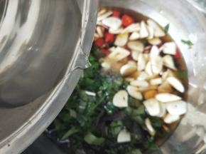 还有小半碗的凉白开，搅拌均匀。