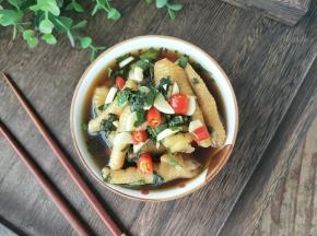 把冰过的鸡爪放到一个保鲜盒里，然后再把调好的酱汁淋在上面，盖上盖子放到冰箱冷藏几个小时直到鸡爪入味。