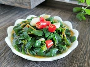 待马齿苋完全凉透，夹出来沥水，装到碟子里，然后把事先准备好的料淋到上面就可以了。