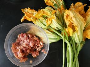 猪肉洗干净剁碎，然后加入适量盐、淀粉、料酒和酱油，搅拌均匀后腌20分钟，这样会比较入味。