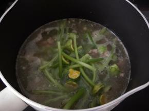 猪肉变色后就倒入南瓜花的花柄。