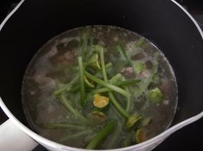 猪肉变色后就倒入南瓜花的花柄。