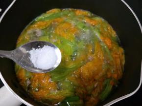 也是煮到花柄变翠绿色，就倒入南瓜花，搅拌一下后加入适量盐调味，再煮一分钟就可以出锅了。