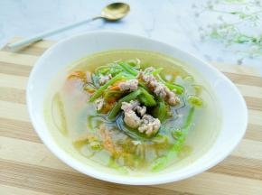 南瓜花的花蕊要去除，要不然会有苦味，影响口感。