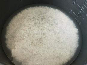 大米淘洗干净，然后泡半个小时。