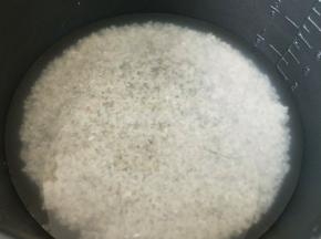 大米淘洗干净，然后泡半个小时。