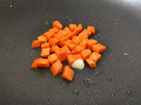 锅里不用再加油，直接倒入胡萝卜块，小火煎个二三十秒钟。