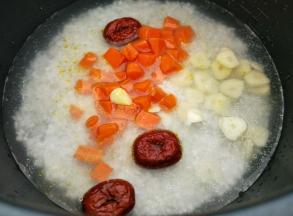 然后倒入大米里，还有红枣也一起放进去。