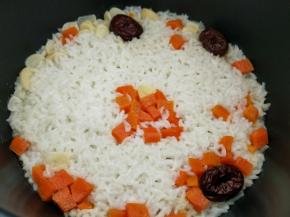 压力锅盖上盖子，现选择煮米饭功能，11分钟后蒜头焖饭就煮好了。