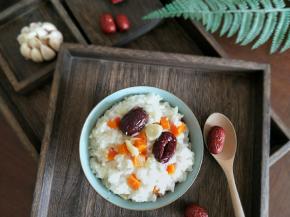 其实生吃蒜头消炎的效果是最好的，只是如果肠胃已经不舒服就先不要生吃了，以免又刺激到肠胃，这样就得不偿失了。可以先煮熟了再吃，让它有个适应的过程。