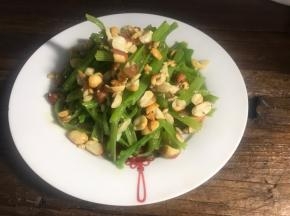 撒在菠菜上即可