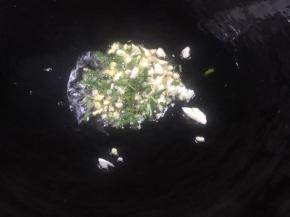 锅烧少许菜籽油，爆香葱花和蒜末，关火后加入所有的调料拌匀备用