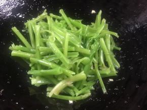 放入有调料的锅中，拌匀