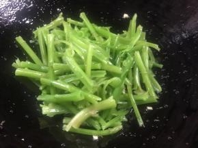 放入有调料的锅中，拌匀