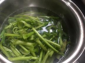 另起锅烧半锅开水，放入菠菜梗大火煮沸