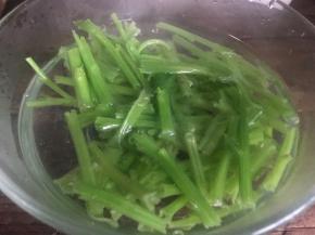 捞出放入冷开水中浸泡一会儿