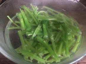 捞出放入冷开水中浸泡一会儿