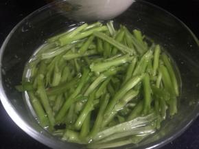 菠菜梗摘洗干净，沥水备用