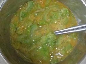 鸡蛋打入不锈钢盆里，再加入适量盐和1克白糖，用筷子充分打散，然后倒入焯水后的苦瓜 ，继续搅拌均匀即可。