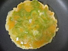 不粘锅放适量花生油，倒入适量的苦瓜鸡蛋液，小火煎至底部凝固。（我这么多量可以分成四次。）
