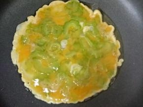 不粘锅放适量花生油，倒入适量的苦瓜鸡蛋液，小火煎至底部凝固。（我这么多量可以分成四次。）