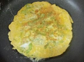 然后翻面，继续小火煎至另一面凝固，变成漂亮的金黄色就可以了。等到苦瓜鸡蛋饼稍微凉后就可以切块食用了。